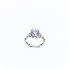 Beyaz Lotus Kesim Tektaş Yüzük